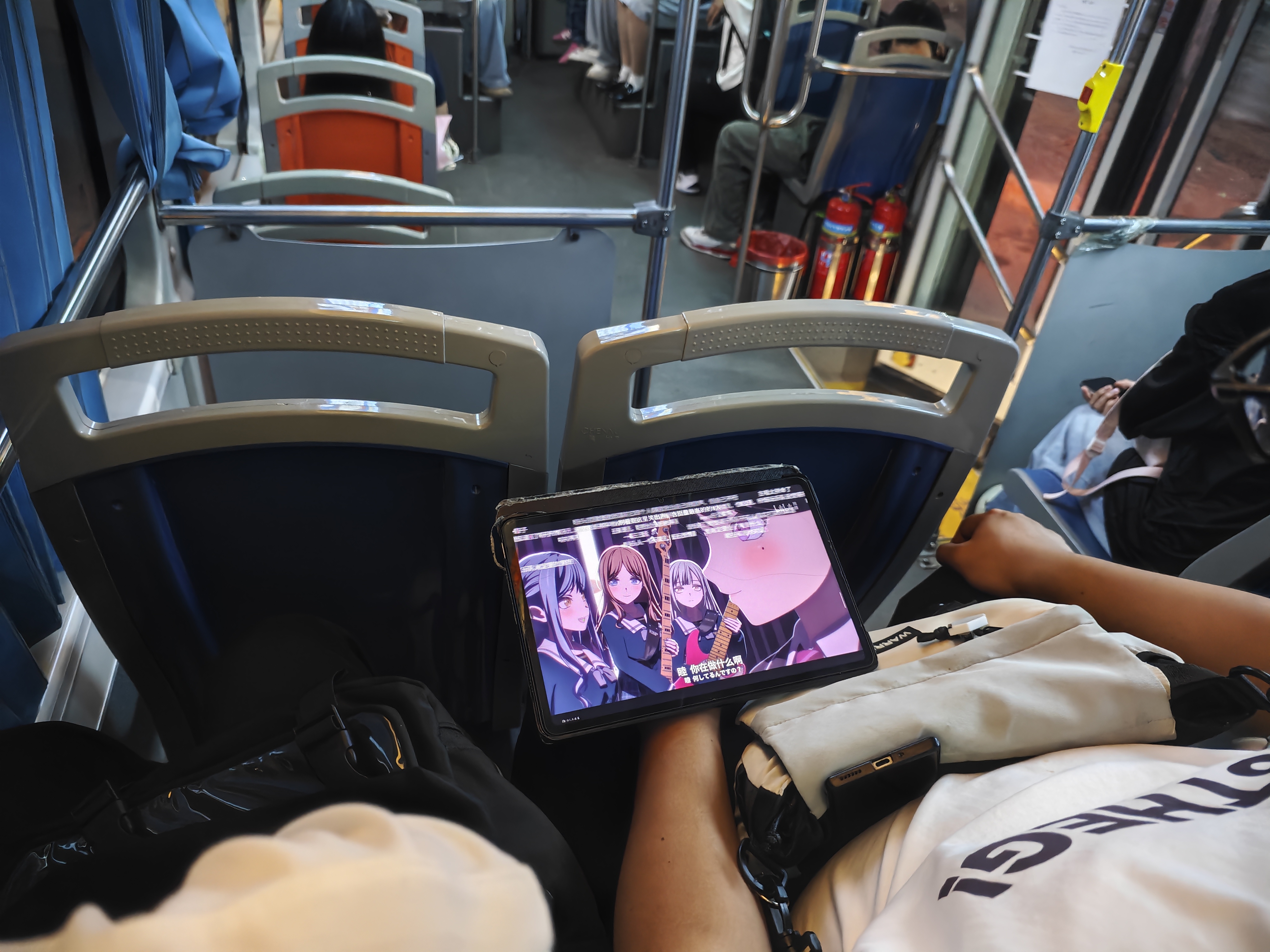 公交车上看动漫